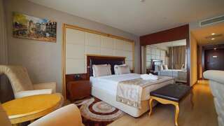 Отель Wyndham Batumi Батуми Стандартный номер с кроватью размера "king-size"-2